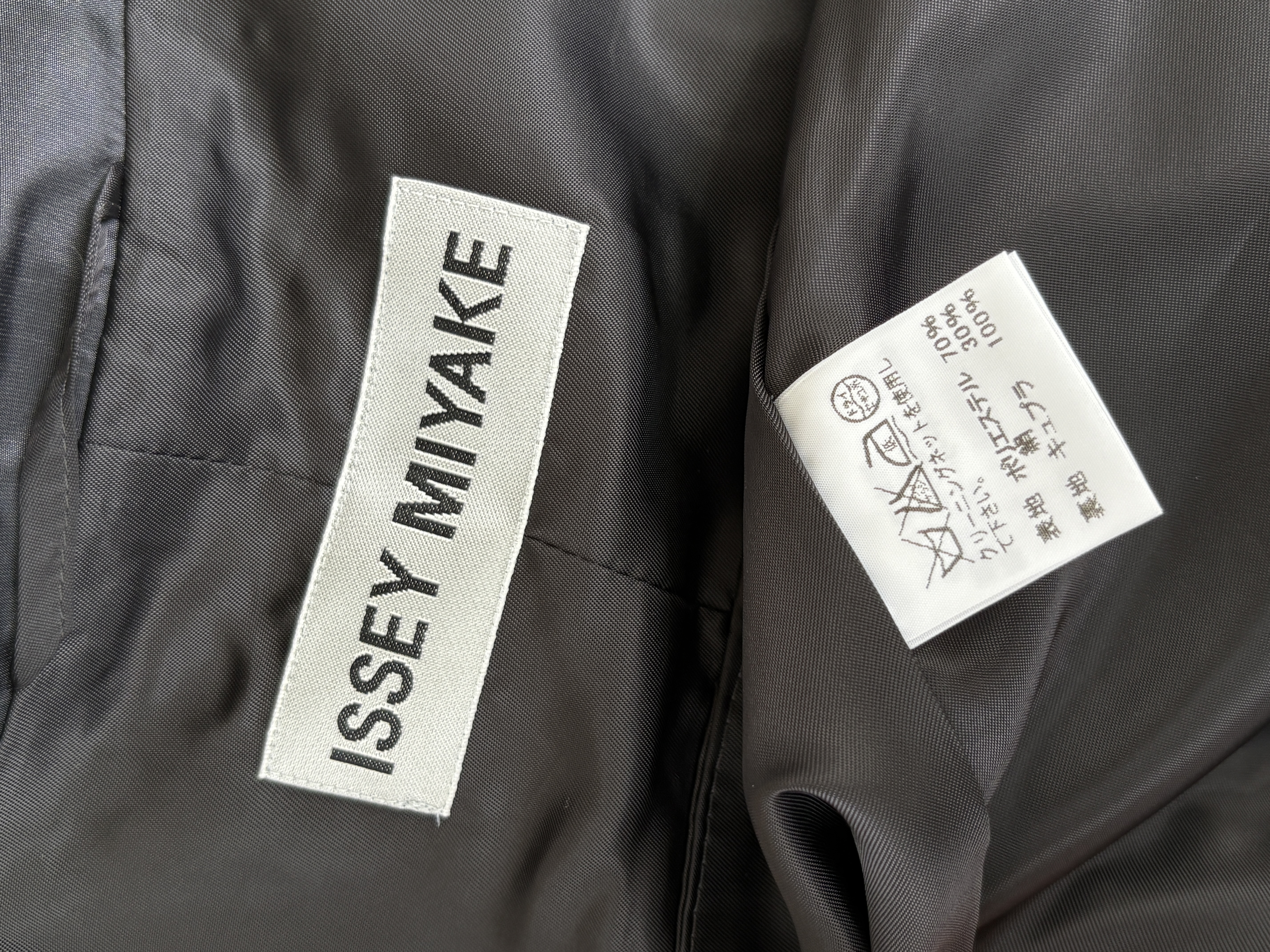 ISSEY MIYAKE 聚酯真丝混纺光泽感风衣 · 细节 9