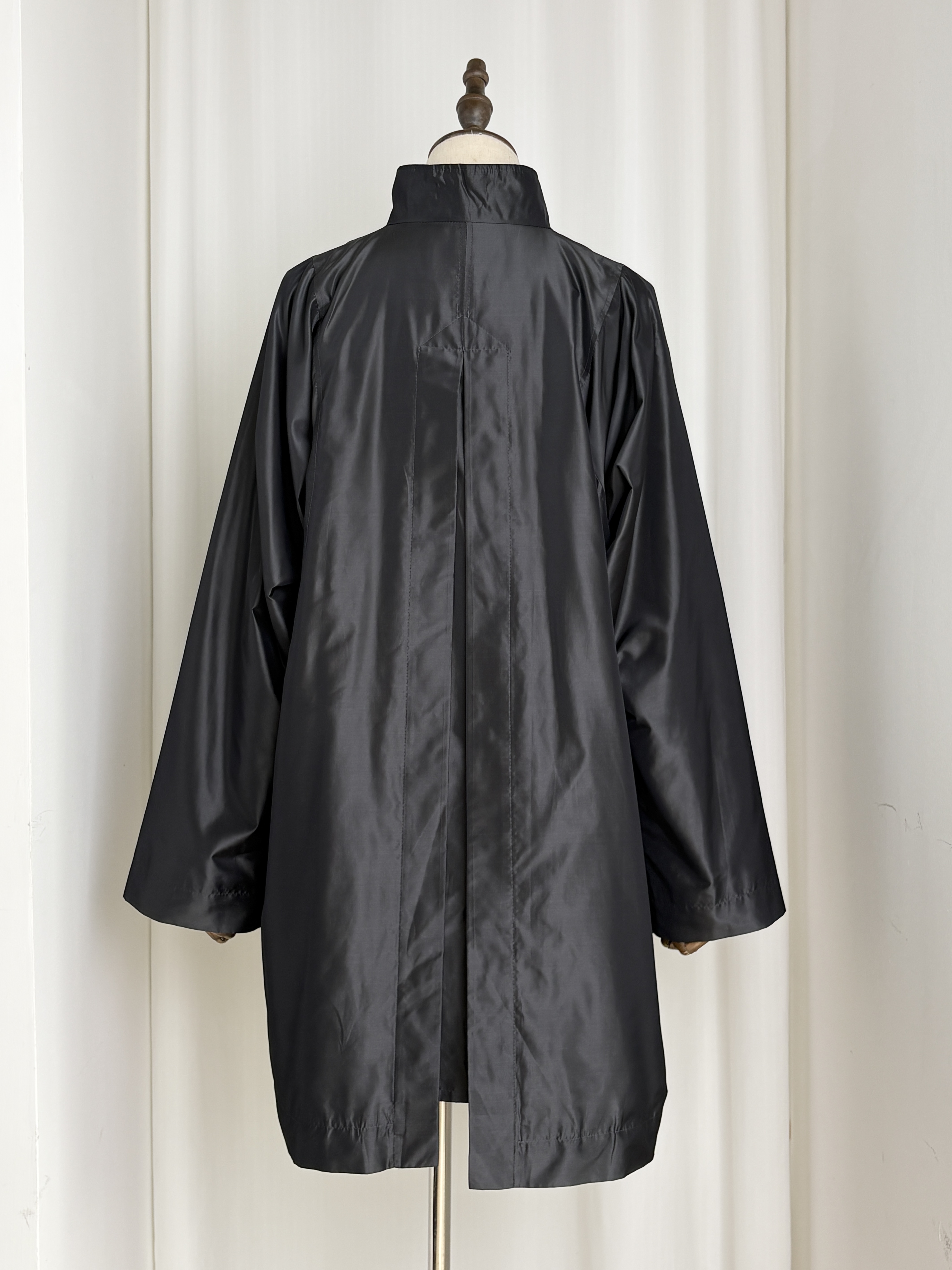 ISSEY MIYAKE 聚酯真丝混纺光泽感风衣 · 细节 2