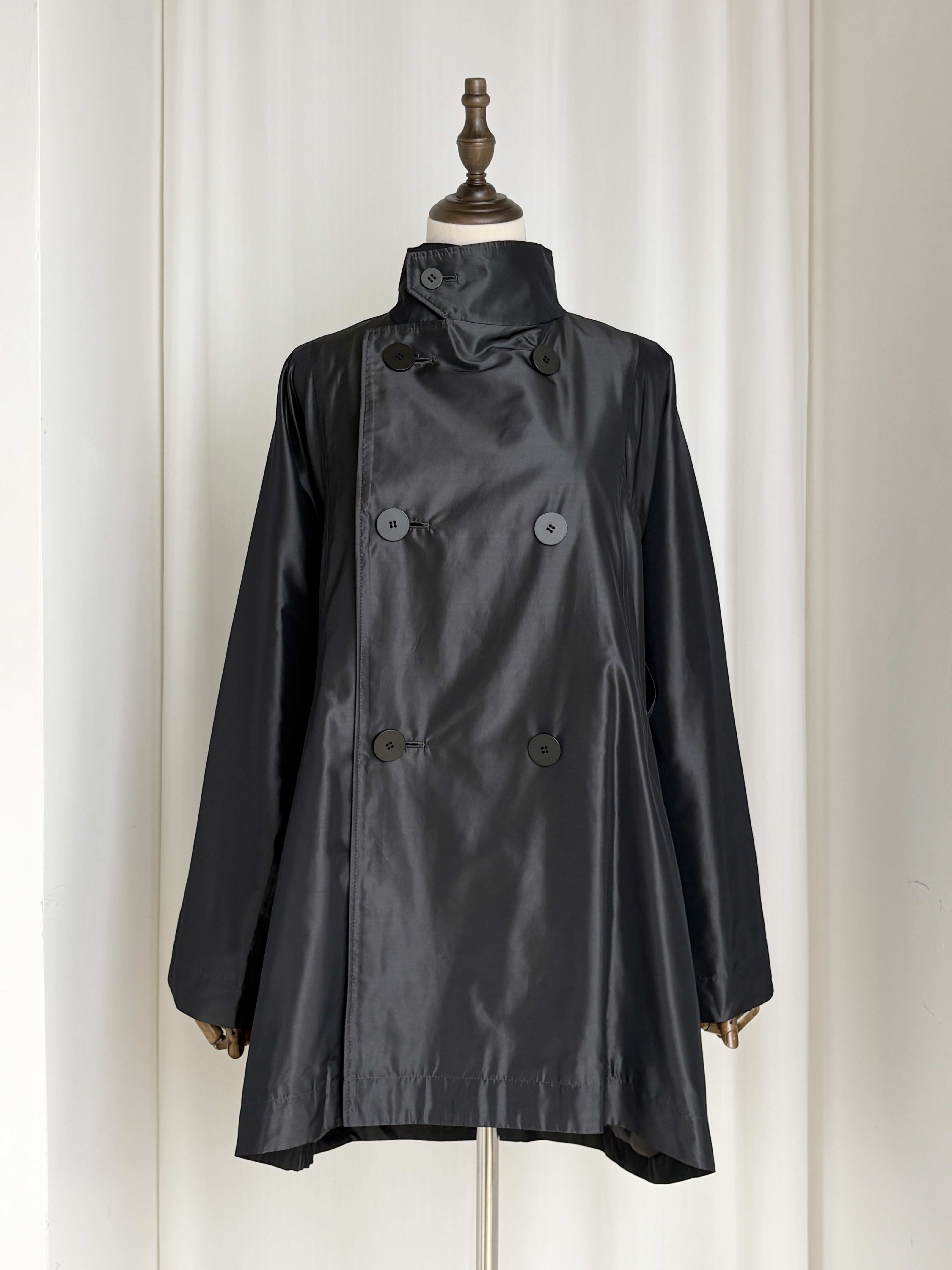 ISSEY MIYAKE 聚酯真丝混纺光泽感风衣 · 细节 1