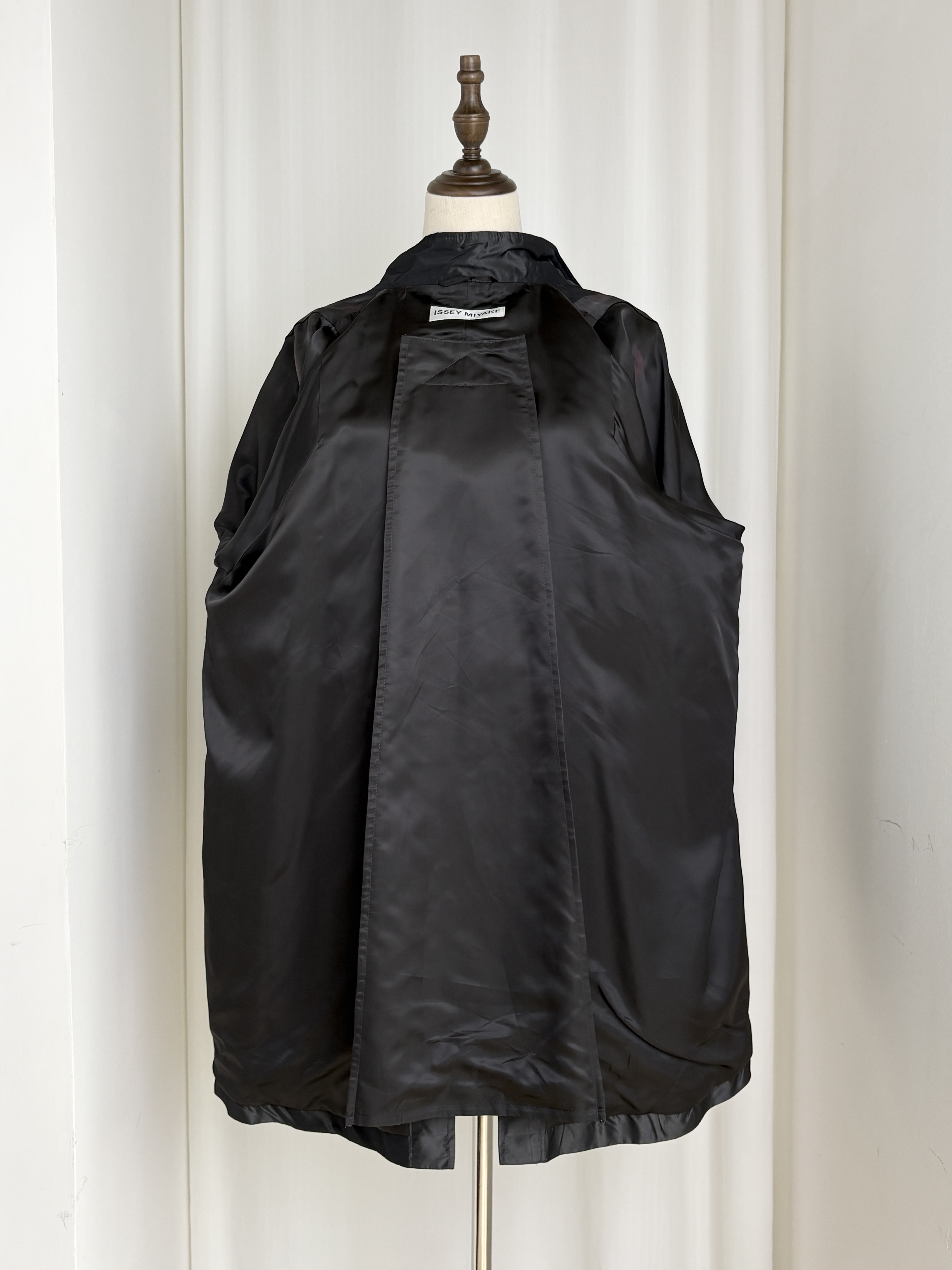 ISSEY MIYAKE 聚酯真丝混纺光泽感风衣 · 细节 3